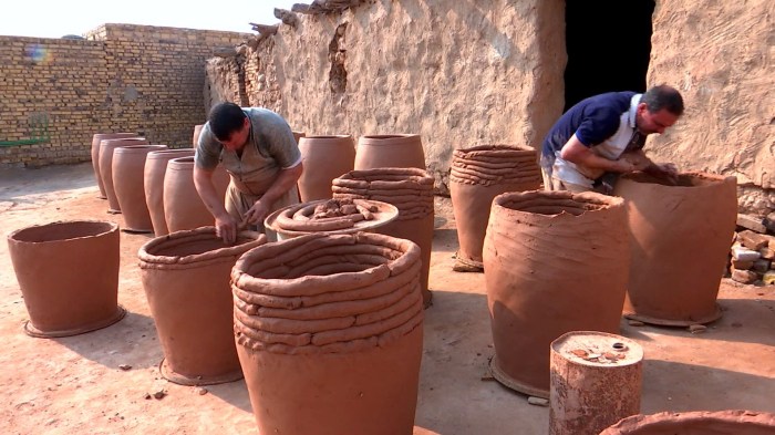 What is one characteristic of acoma pottery making